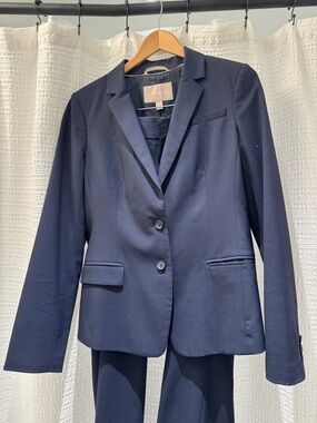 Banana Republic navy pant suit, jacket size 10, pants size 4. Great condition.